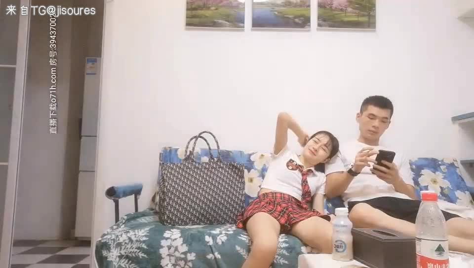 本人比照片还漂亮的 [长腿美腿 JK制服顶级美少女] 抱起来倒立口交 这姿势绝了, 被小哥哥狠狠地操得 表情难受又刺激, 撸点高
