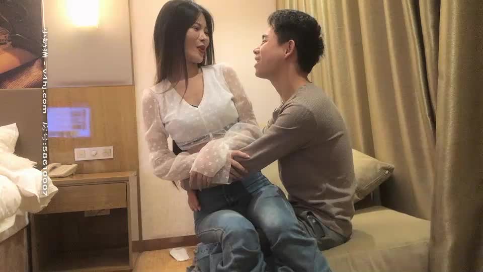 #熟女 #少妇  少妇 情趣装装扮，黑丝高跟鞋顶级美腿 ，双腿肩上扛抽插猛操 ，扶着沙发站立后入狂顶 (