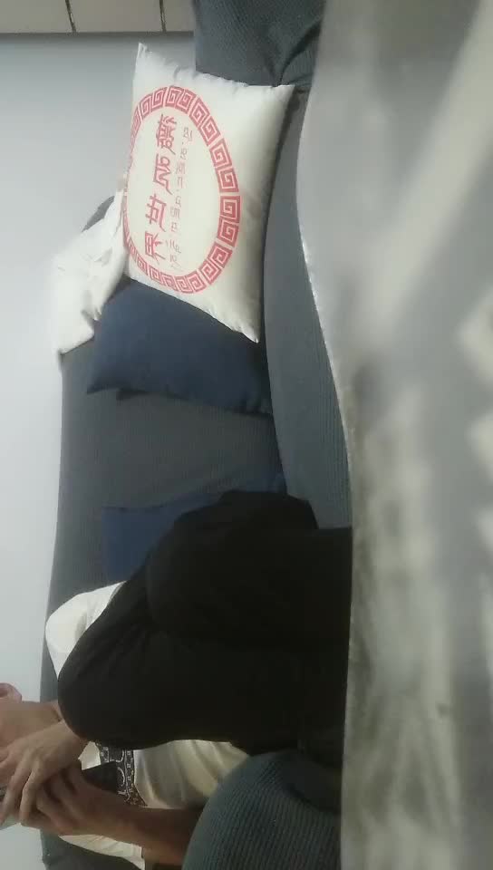 #熟女 #少妇 D罩杯人妻，小伙摁倒在沙发上，狂吸奶，黑丝肤白，口交啪啪，干得激情如火浪叫连连