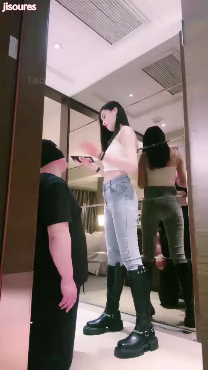 女王调教男奴 打耳光 踢裆 踩踏