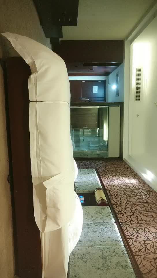 #熟女  #少妇  深夜与老情人相会，饥渴淫妇口交不停，抠穴啪啪干得浪叫不止，骚货今夜满足