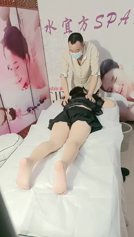 #熟女 #少妇  水宜方养生会馆大叔忽悠黑裙少妇做特殊服务，全身精油按摩撩骚扒光了大鸡巴各种抽插爆草还给舔鸡巴