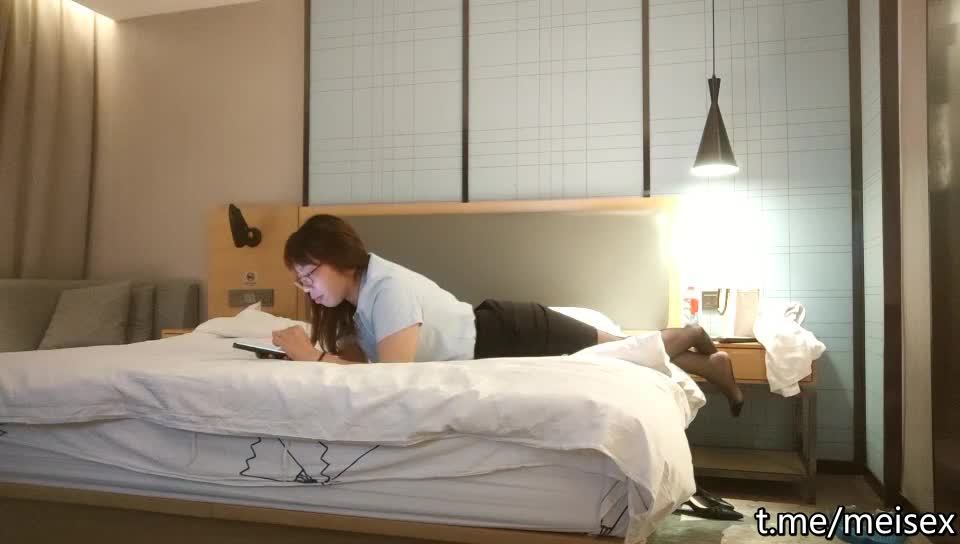 #熟女 #探花 【小智寻花】酒店约操眼镜骚女，肉感身材69姿势口交，张开双腿正入爆操