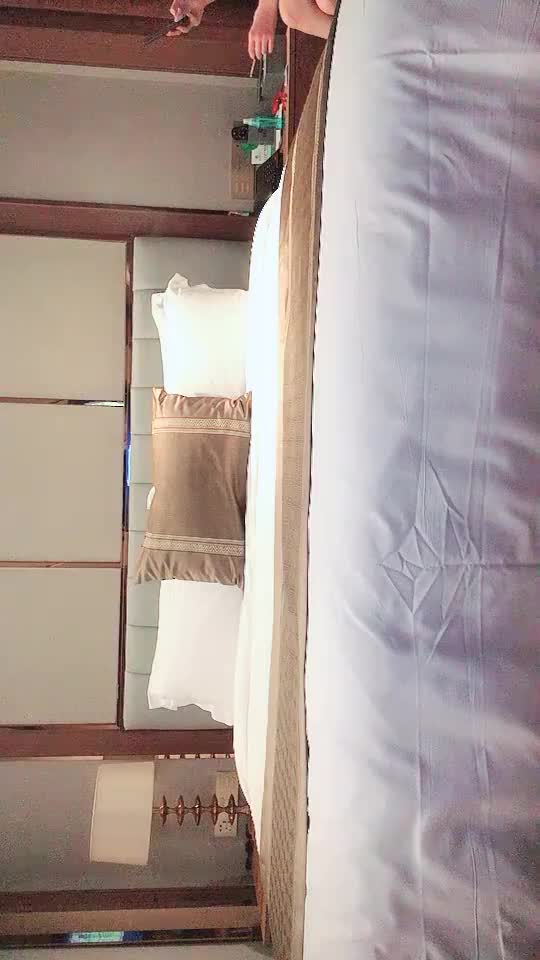 #熟女 #少妇  酒店约操少妇 ，翘起屁股乳推舔屌，掰开双腿就是操，扶着肥臀后入爆操，这妹子死鱼多不叫