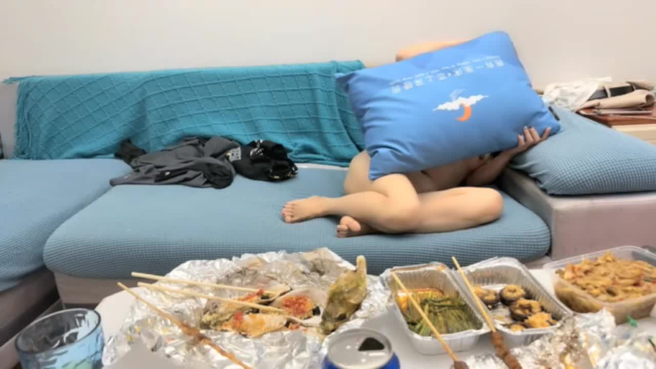 专约良家，白衣骚熟女，吃饱喝足沙发上操，半推半就脱掉，一顿爆操