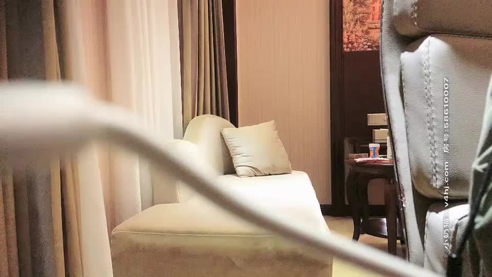 #熟女 #少妇 高价约操两个极品外围少妇双飞，换上吊带网袜一起服务，翘起屁股轮番操，搞完一炮中场休息，第二炮干的更加卖力