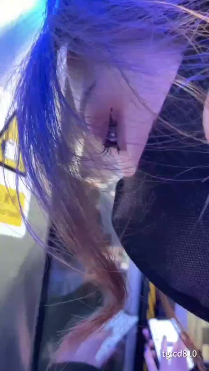 抄底 地铁上的极品豹纹短裙黑丝高跟美女裙底