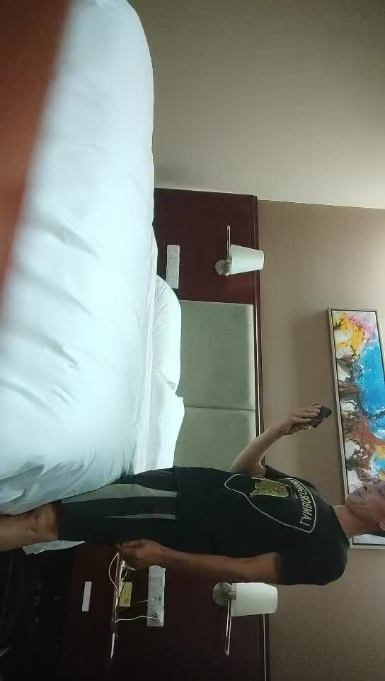 #熟女 #少妇  老哥回归首秀，有点文静清纯的小少妇，苗条身材掰穴69舔弄，骑乘猛操毛毛浓密