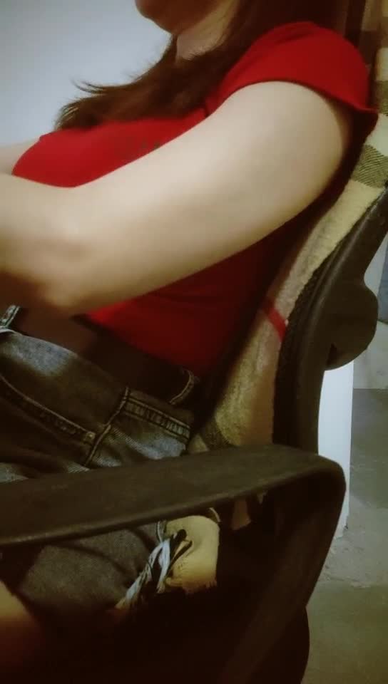 #熟女 #少妇 上门操大奶少妇，躺在身上揉奶摸穴，跪在沙发翘臀后入，圆润屁股上下套弄猛操