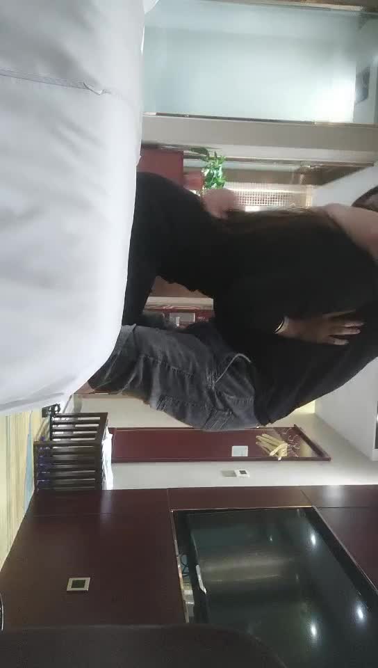 #熟女 #少妇  #巨乳 大奶小少妇，喜欢慢慢玩隔着内裤揉穴，脱掉舔逼埋头口交，张开双腿进出大力猛操