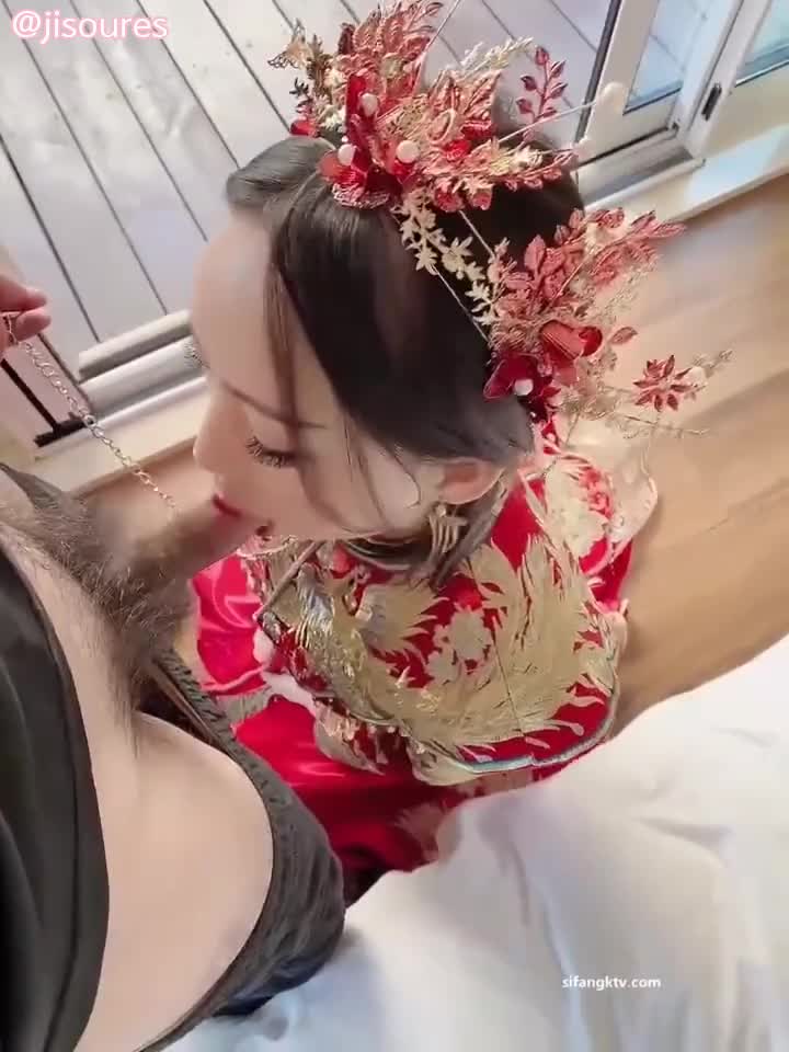 终于看到这中式红色婚纱的视频了新郎 新娘 口交 夫妻 人妻 母狗
