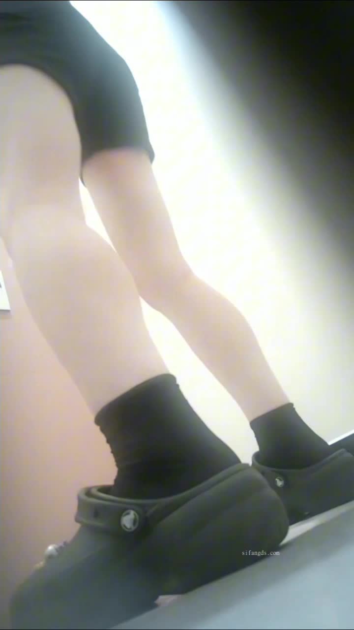 #厕拍 新流出魔手外购酒吧女厕《精品前景高颜值》