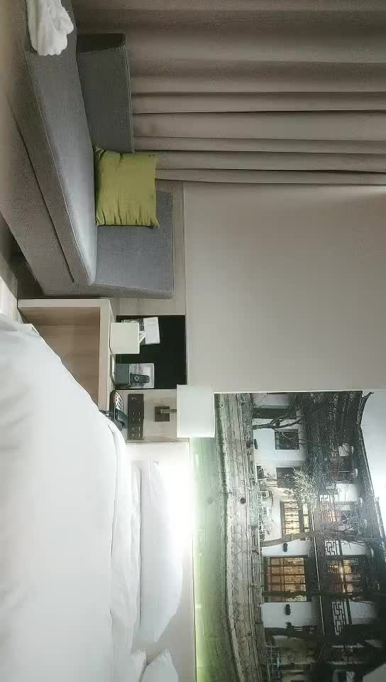 #熟女  #少妇  风骚小少妇，深喉埋头舔逼调情，正入打桩猛操奶子晃动，大屁股骑乘一上一下