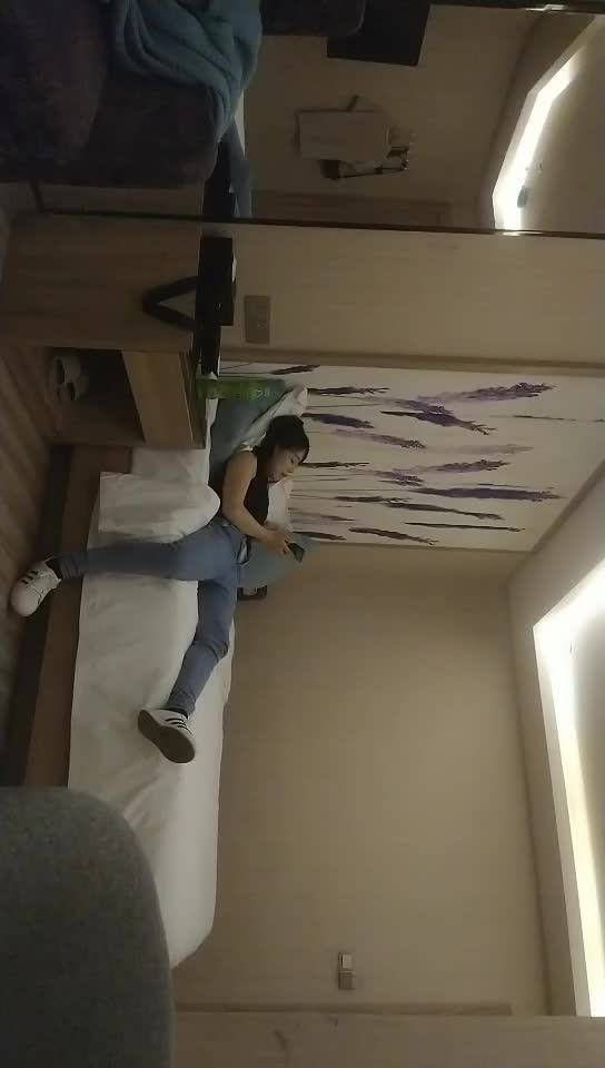#熟女 #少妇  老哥首秀小少妇，近距离视角深喉口交，腰细翘臀沙发上骑坐，站立后入镜头前猛操