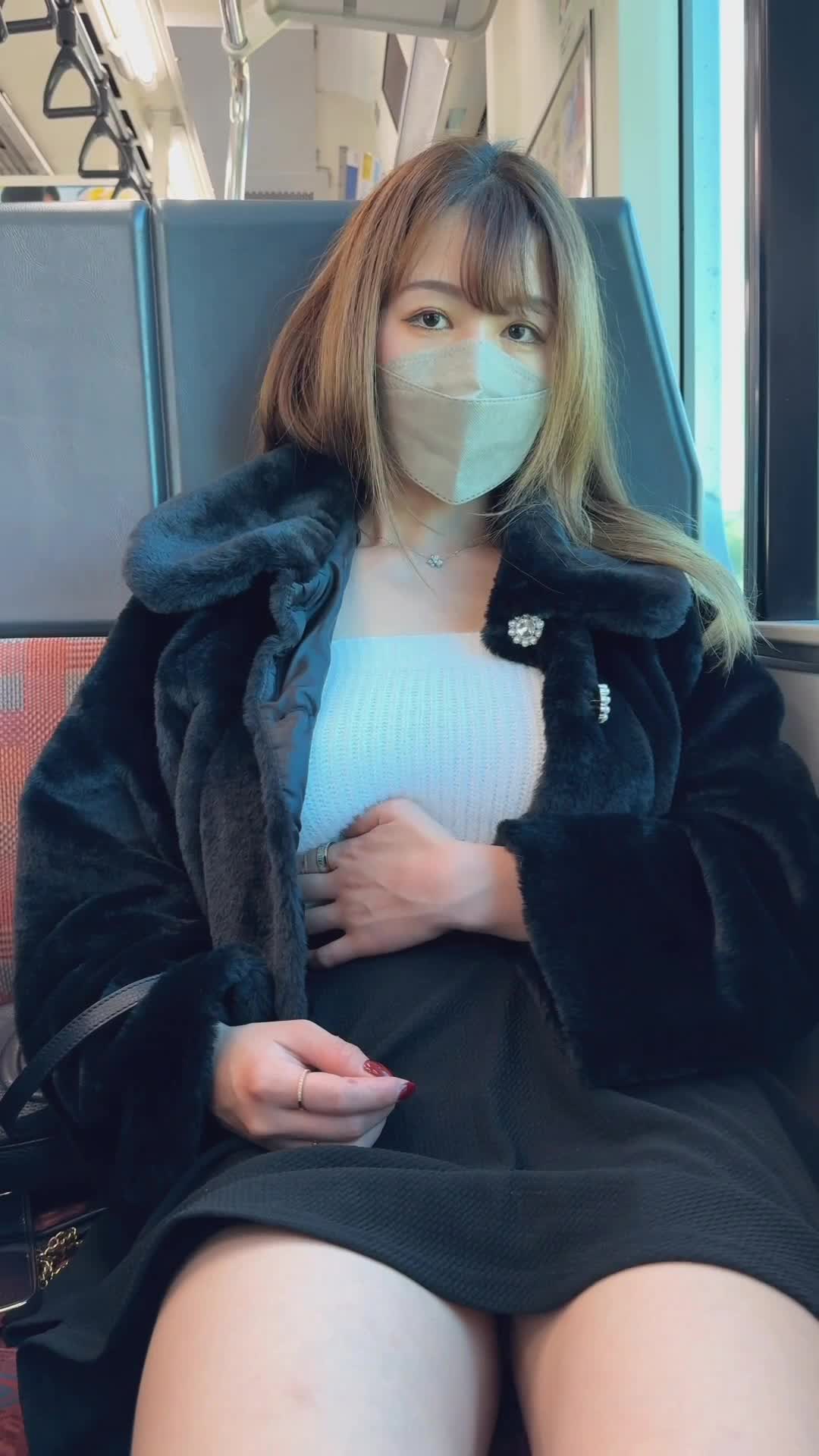 地铁尾随跟拍偷窥面对面偷拍蕾丝美腿好身材暴露的女孩