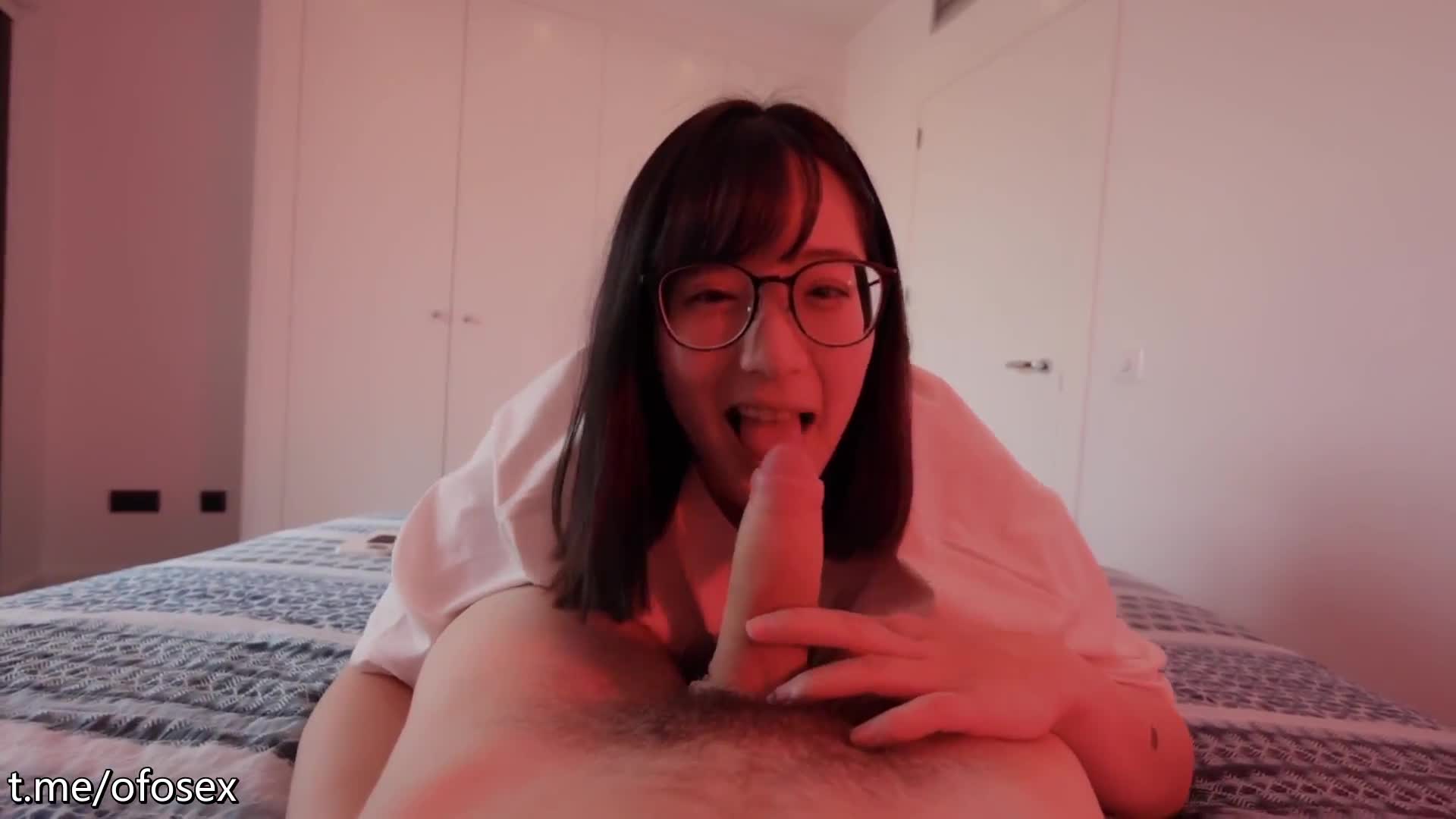 P站百万粉丝露脸日本网黄「obokozu」看上去像书呆子的眼镜妹居然口活爱爱如此娴熟[