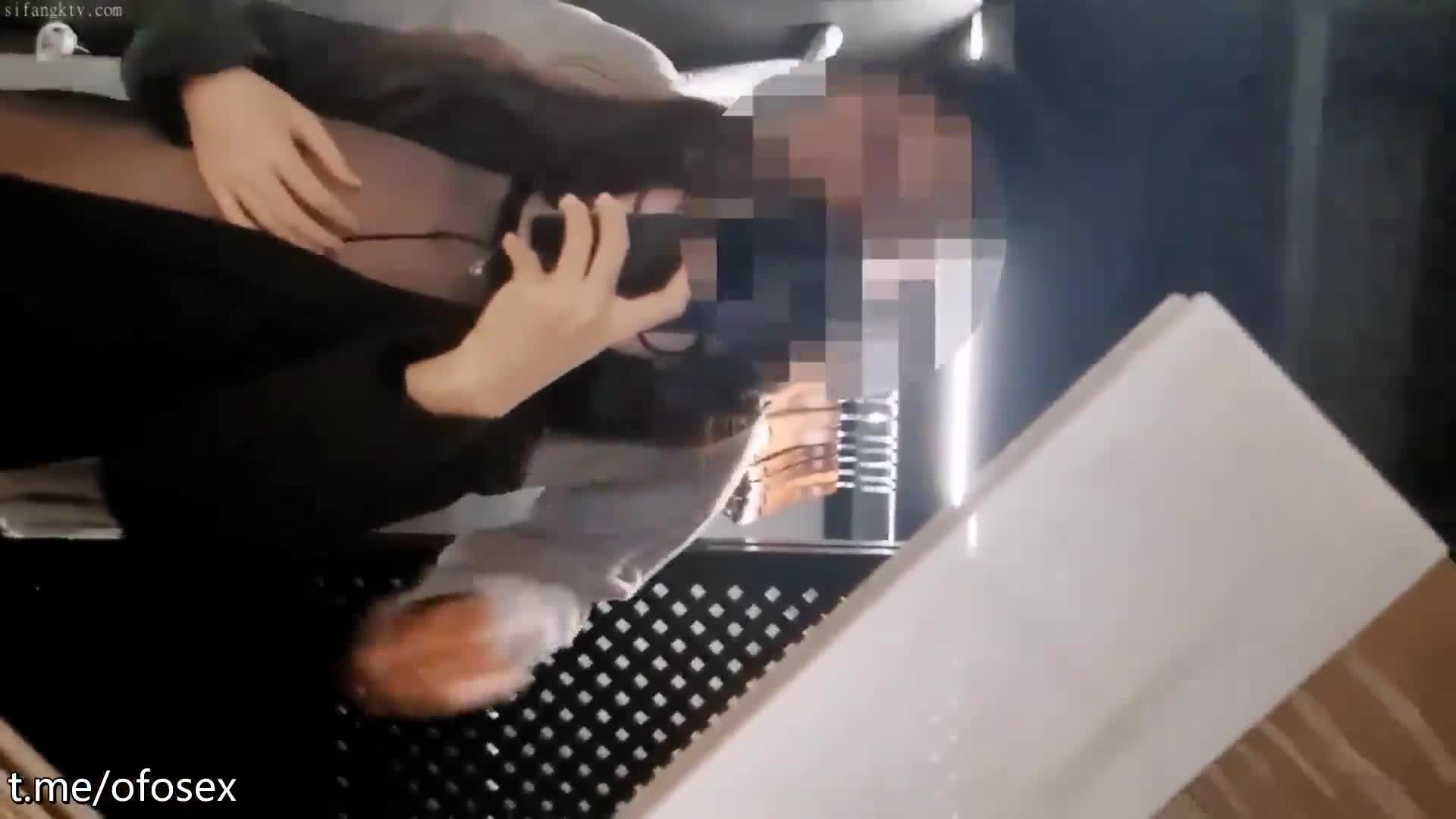 颜值逆天的大眼镜女高学妹性感黑丝连体袜服务金主爸爸，被按在镜子前狠狠深操，清纯的脸蛋简直不要太反差[