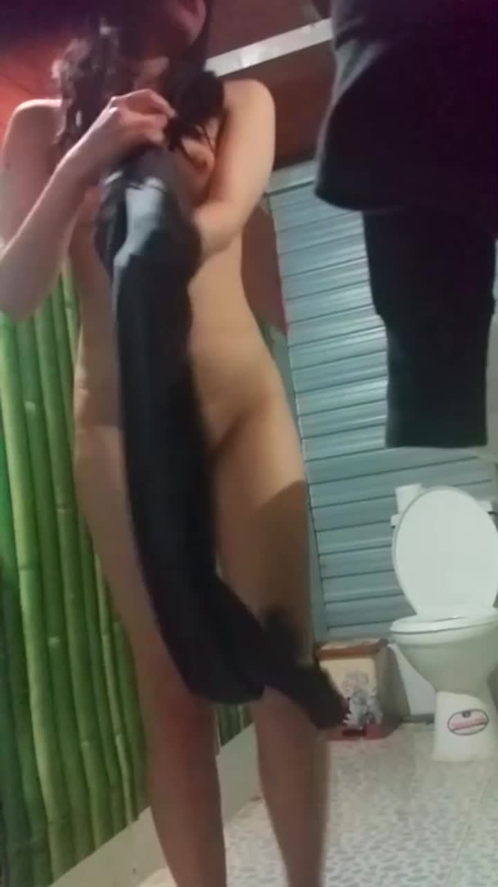 铁皮房门缝偷拍女神级的少妇洗澡 奶大身材好