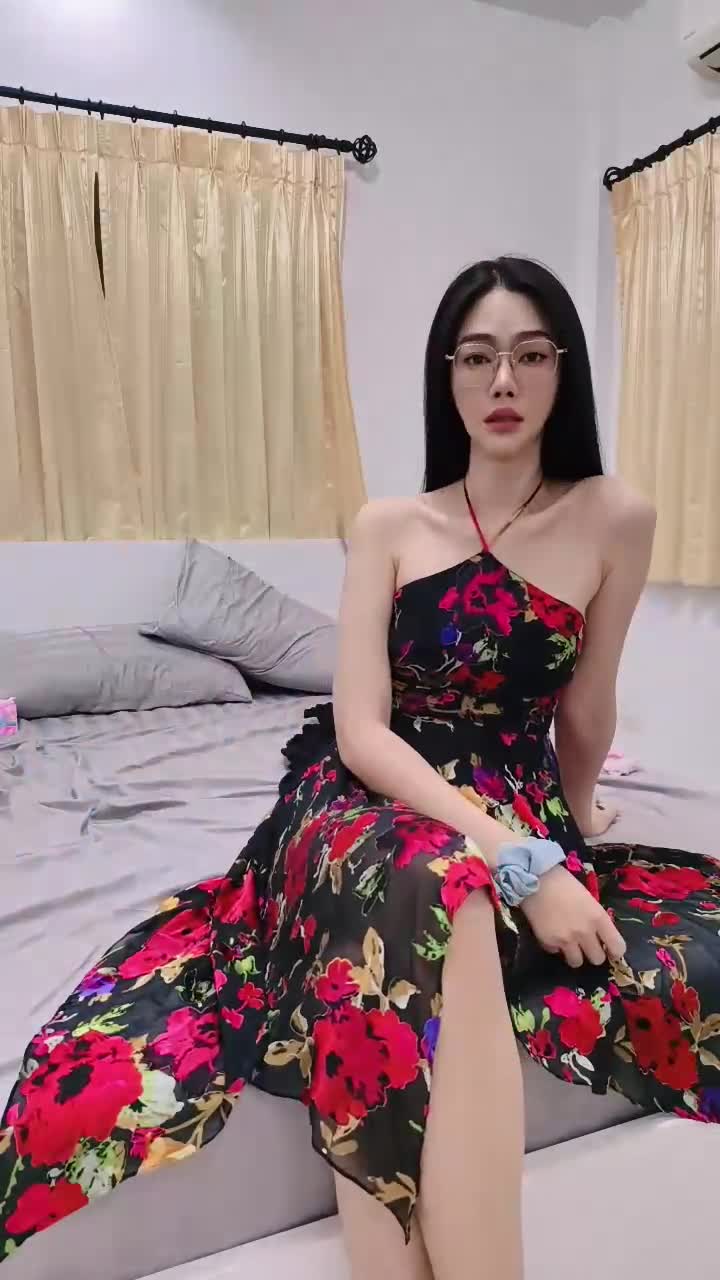 #国产精品 #主播 #双飞姐妹花 长腿眼镜御姐与小嫩妹连体黑丝骑乘吃鸡波推舌吻