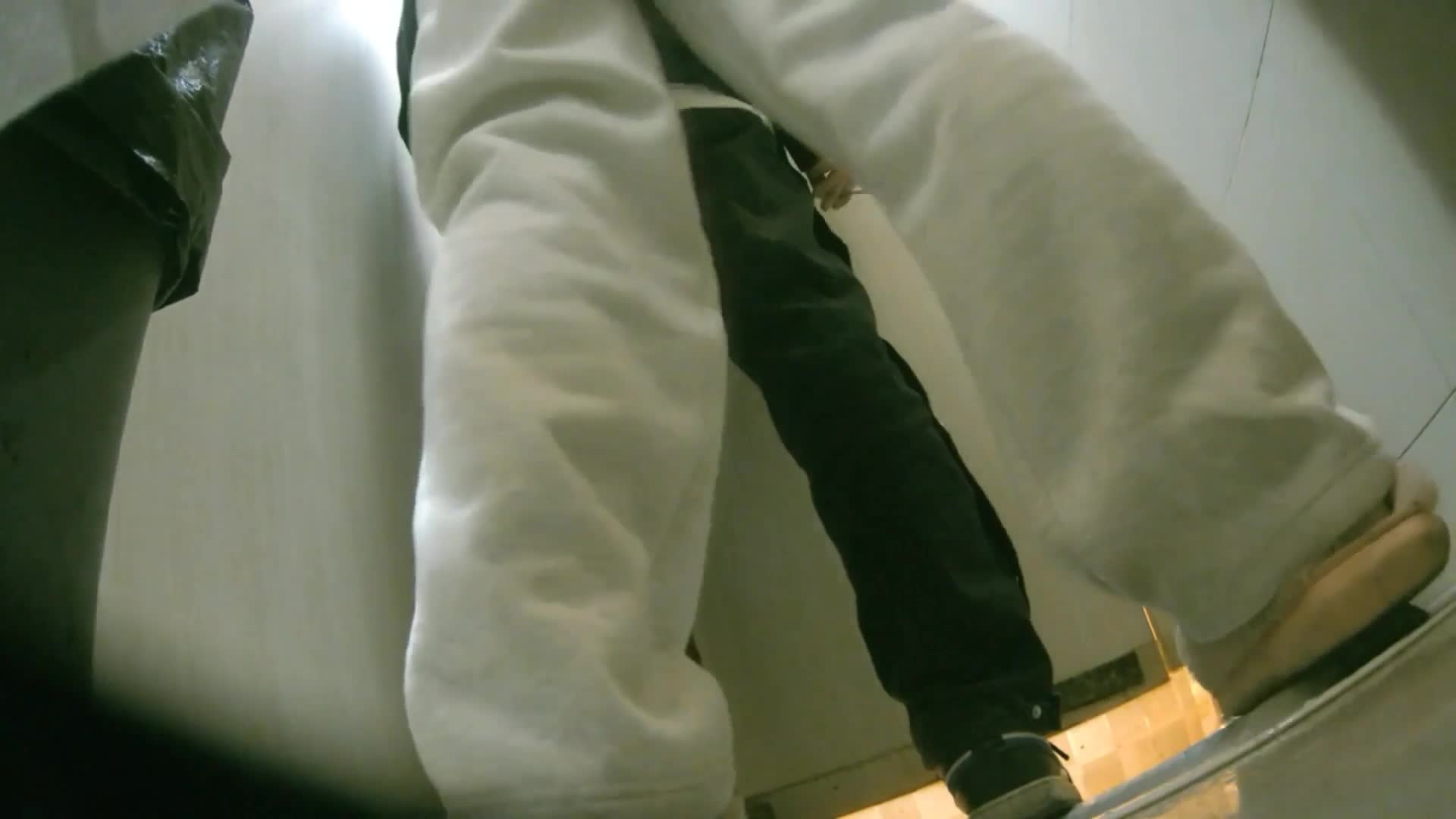 #厕拍 高清酒吧女厕全景后拍 全是年轻漂亮小姐姐猴急男尾随女伴进厕所直接就摁住后入一顿操