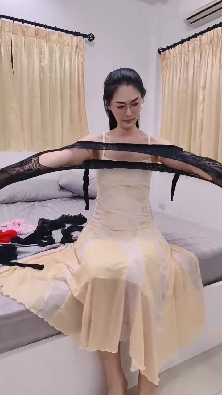 #国产精品 #主播 #双飞姐妹花 长腿眼镜御姐与小嫩妹连体黑丝骑乘吃鸡波推舌吻