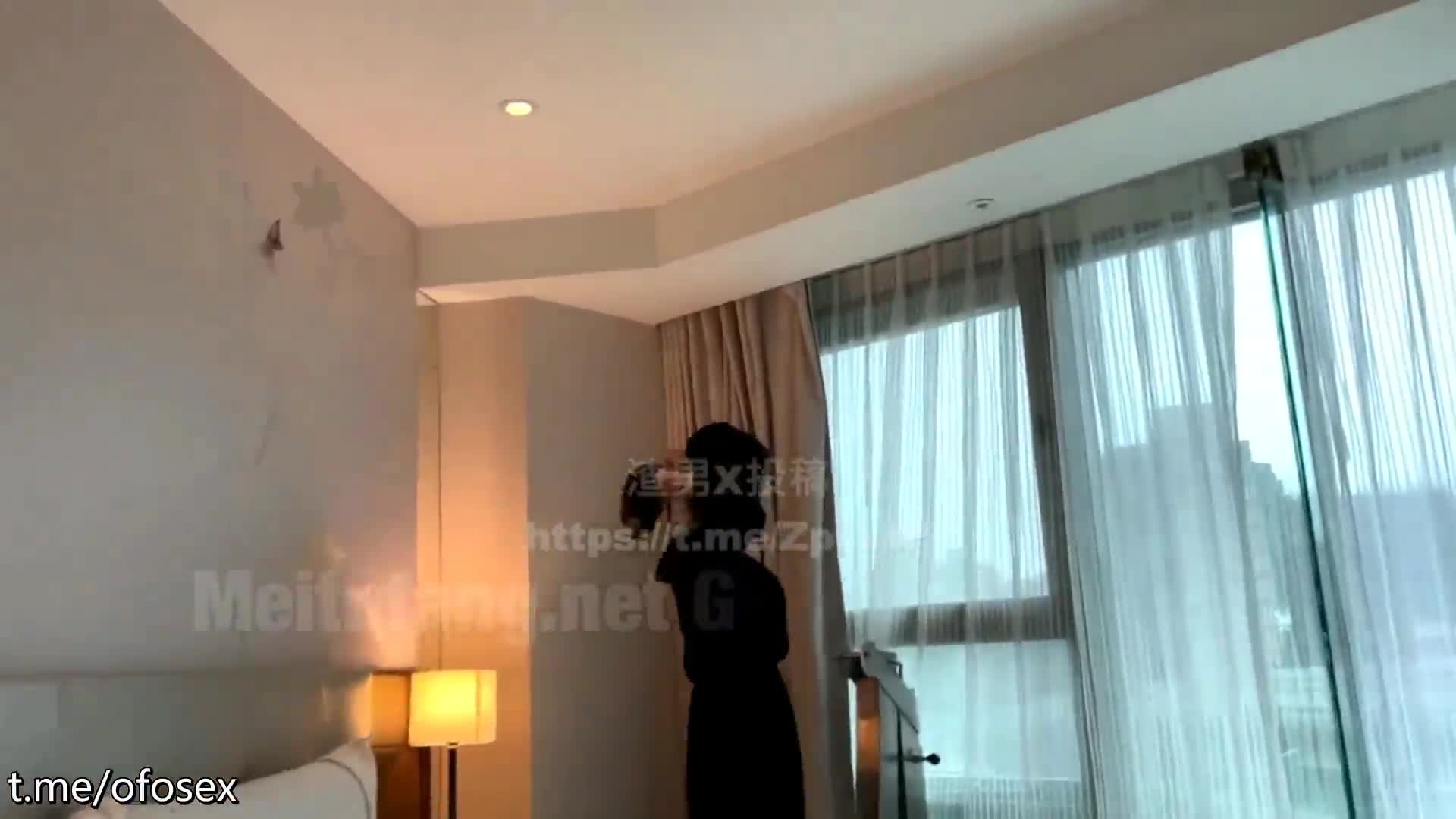 有正经工作还出来赚外快的漂亮气质小姐姐露脸援交，穿衣到脱衣上床啪啪很反差，搞出好多水全程对话精彩