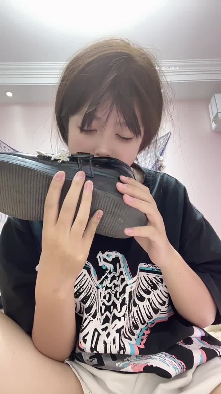 #国产精品 #露脸学生妹 #土豪定制 【真实露脸学生妹】，土豪重金举牌定制，为了还网贷，纯情美眉毫无底线自调，舔脚咬袜子捅菊花抠逼，简直了 1
