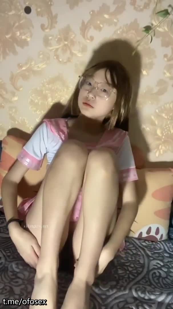 真实反差小母狗！土豪重金定制，C罩杯眼镜苗条少女嫩妹【九九】私拍，各种制服脸穴同框道具紫薇自调[