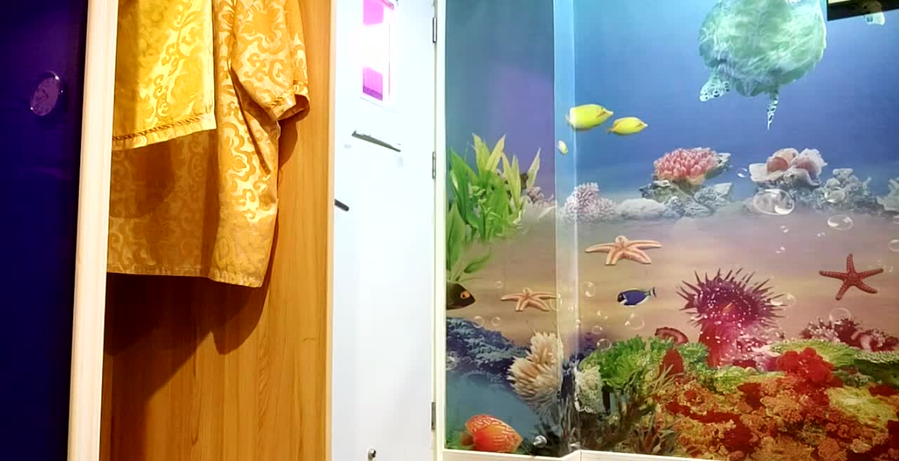#大奶  #熟女技师 #spa #会所全套 #偷拍小伙洗浴会所叫了一个极品大奶熟女技师，感觉第一个开门更好看，没想到他居然换了一个，不过也不错！