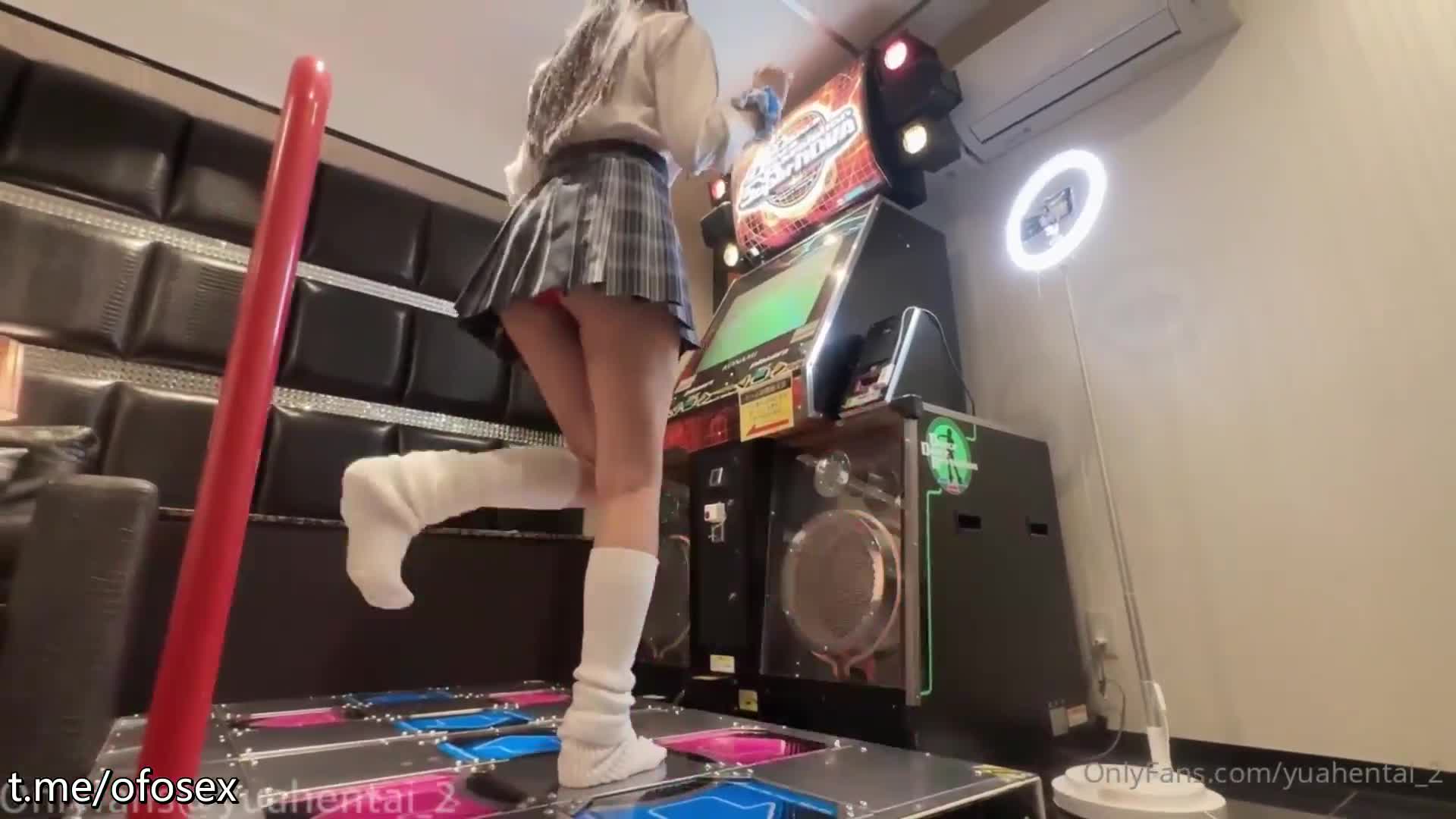 媚态蜜汁白虎嫩鲍美少女Yua双马尾萝莉学生妹 游戏厅热舞调教 后入抓着双手爆操，妹妹艹得人仰马翻的娇喘[
