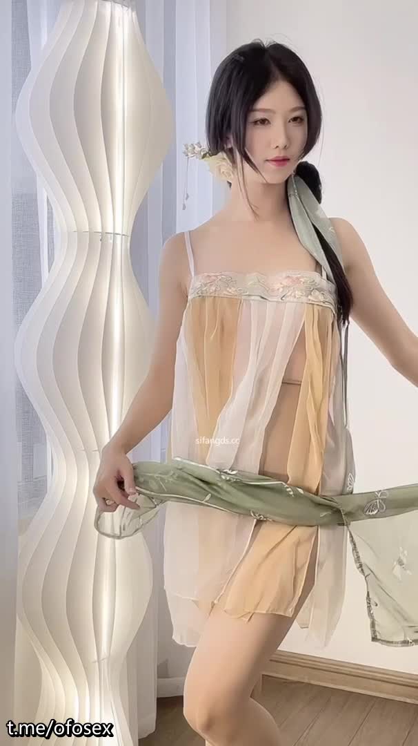 高颜值极品身材99年微博网红反差女神【抖娘利世】2024年7月，上下真空，古装情趣，古风红舞娘。鞭策女仆，高叉细带勒紧缝隙