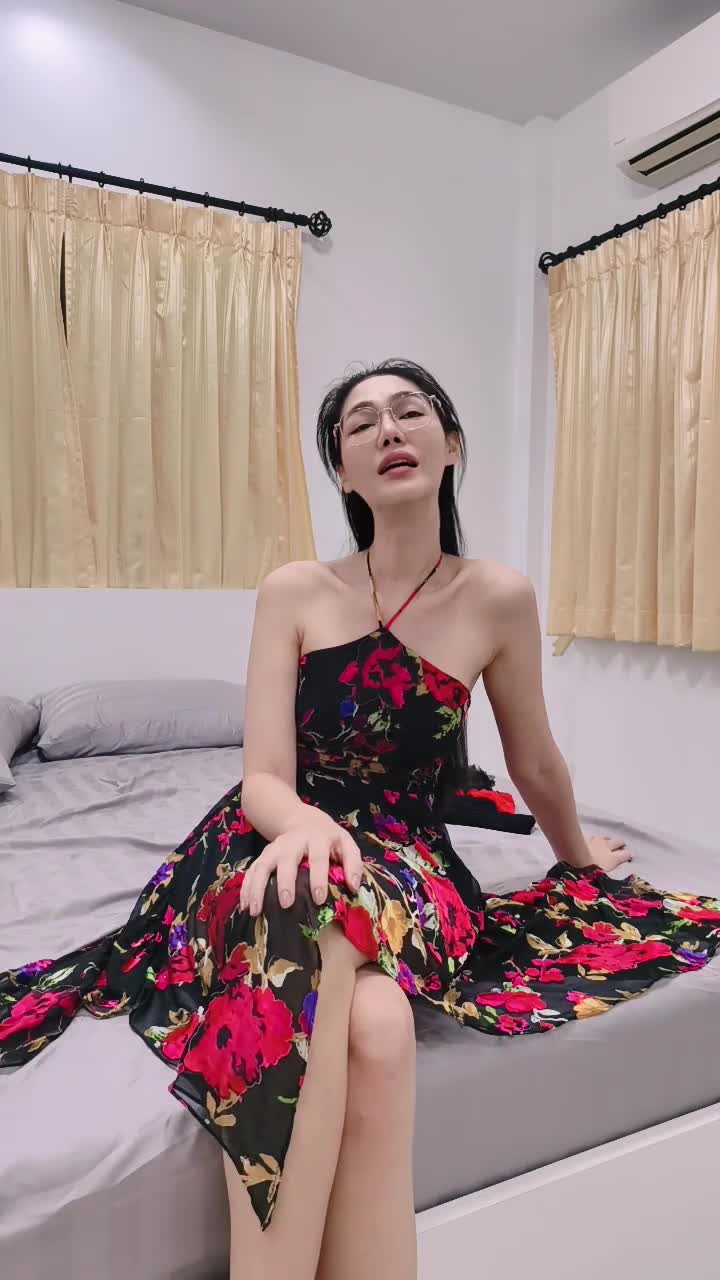 #国产精品 #主播 #双飞姐妹花 长腿眼镜御姐与小嫩妹连体黑丝骑乘吃鸡波推舌吻