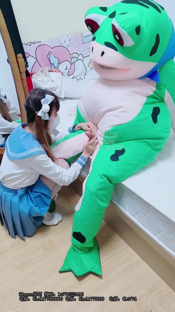 #tl #软软兔 #推特 #cos葫芦娃 蛤蟆精 爆草 jk 双马尾 lo袜 萝莉 啪啪