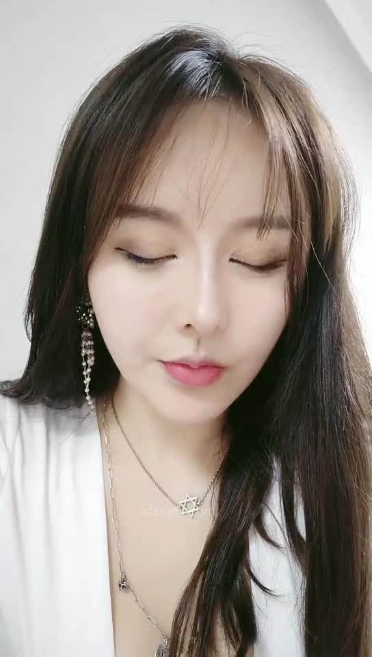 #唐泽雪 #汪静 #龙婆 平台第一尤物，美臀爆乳女神前期直播视频