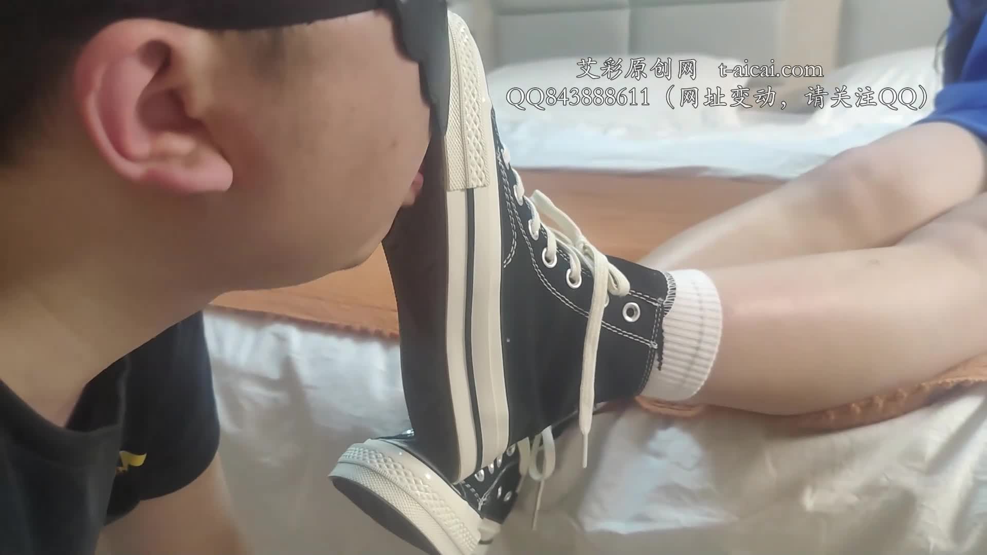 #小彤 #棉袜 #纯舔脚小彤工作室 帆布鞋 白袜 舔鞋 舔脚