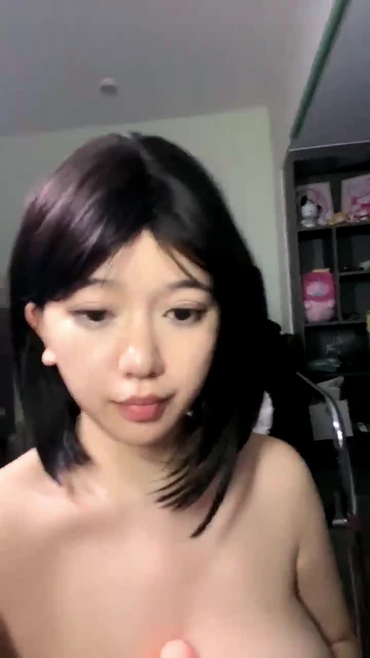 #米糊糊 巨乳淫奴！超级大奶子，疯狂抖奶，当着狼友们的面剃毛，白虎骚穴，掰穴自慰，抠逼喷水，洗澡展示这个大奶妹从直播至今共计8天的直播视频总时长9小时