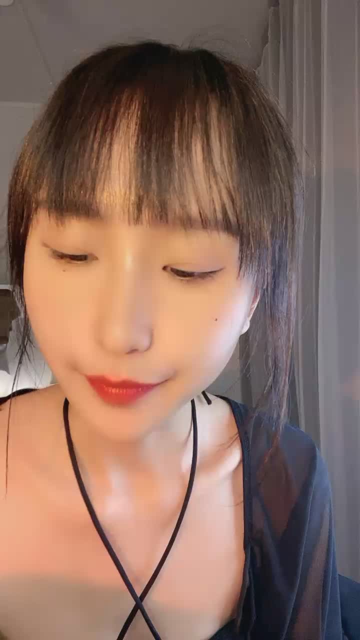 #草莓味妹妹 超骚母狗，模拟口交，叫声可射，绝对骚直播加微信福利