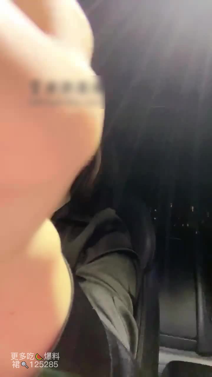 双子姬 双子姬 女王晚上跑到高中去开发调教未经世事的高中生恋足舔脚，把他还带到车里调教#双子姬 #舔脚 #女王双子姬 女王晚上跑到高中去开发调教未经世事的高中生恋足舔脚，把他还带到车里调教