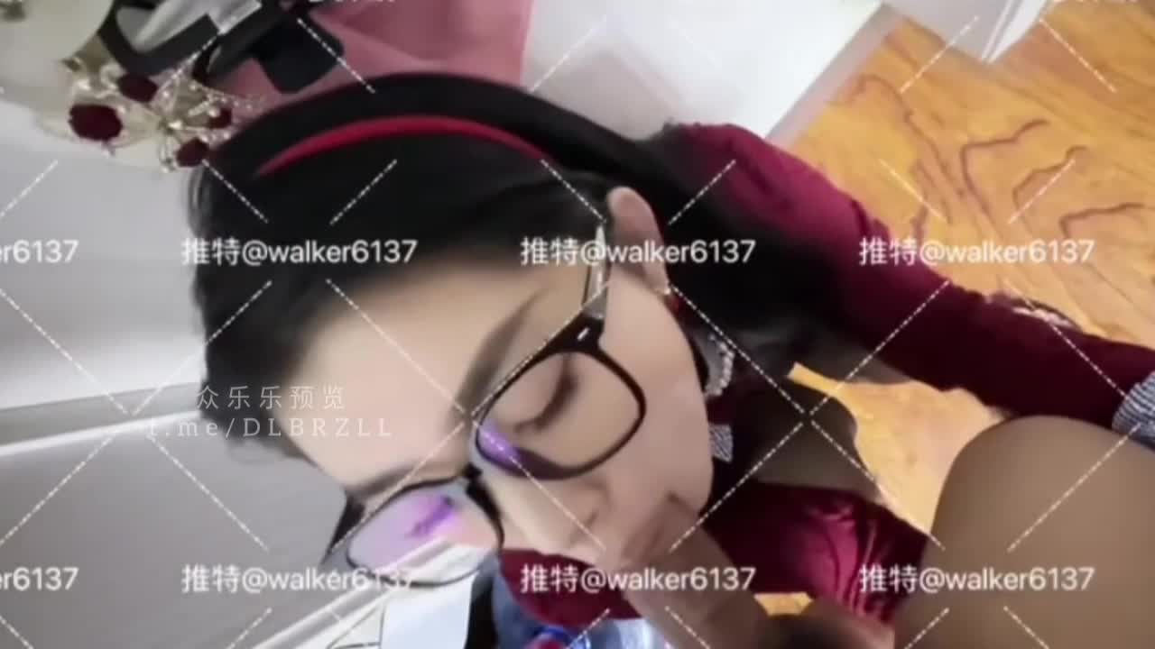 #狮子座 推特人气泡良探花大神2025年2月最新作品白衣破洞牛仔裤美少女，专属性爱战袍！开裆情趣，长腿骚母狗，无套抽插骚穴！后入抓着腰带疯狂打桩！狂怼高颜值红衣眼镜反差婊，肤白貌美斯斯文文，怎么一被插入就淫荡得像个妓女一样！最后竟然还不满足的使用跳蛋再自己自慰高潮一次！最新两部