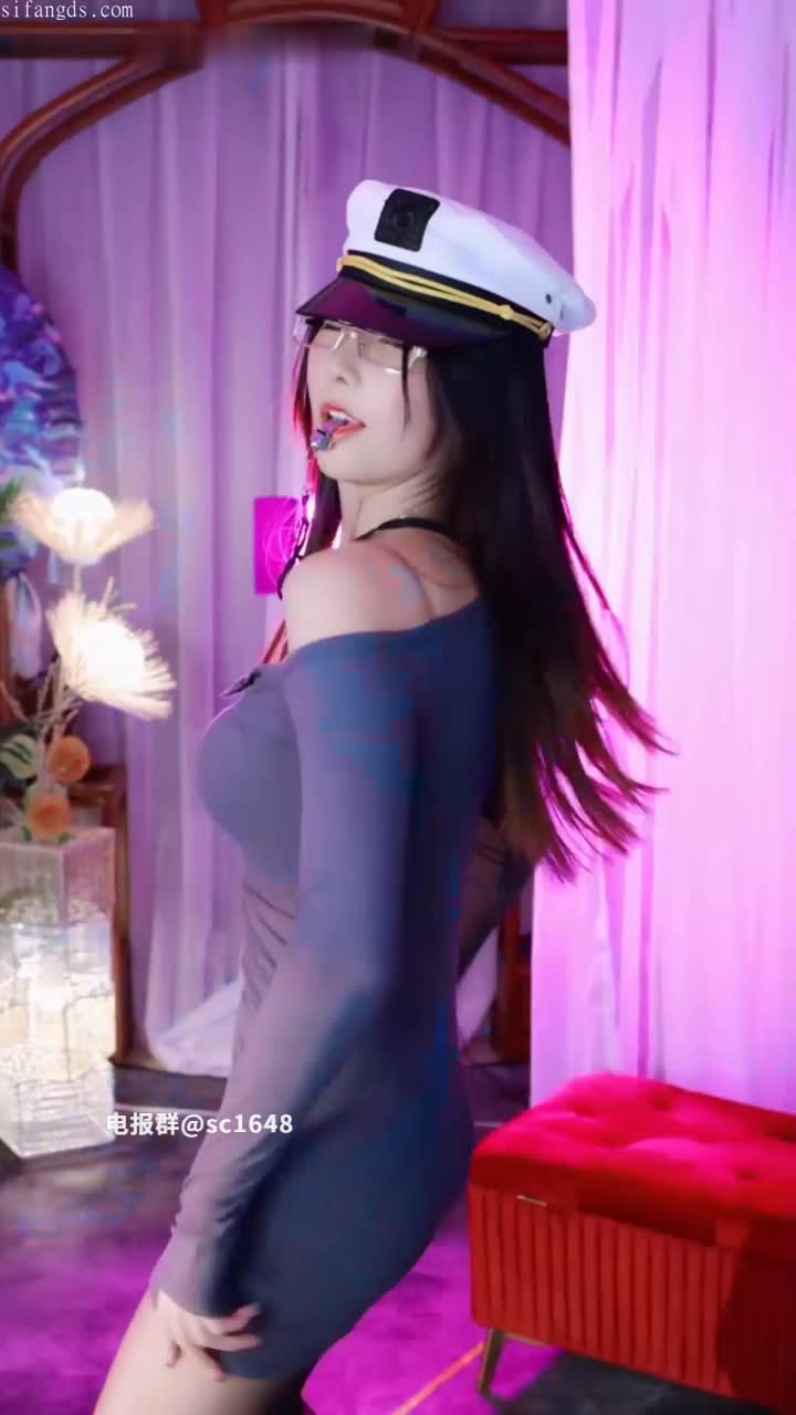#反差 #抖音 #小慕林 乳夹灯管漏底漏内漏裆，甚至故意拉伸裙子更透视合集共43个视频