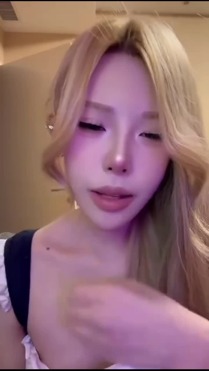 #抖音 #高潮脸  #枭娍 淫荡白眼榨精抖音极品美女网红，御姐阿黑颜弹力插，高潮脸盯射私下展现极度淫荡反差一面合集共41个视频新更