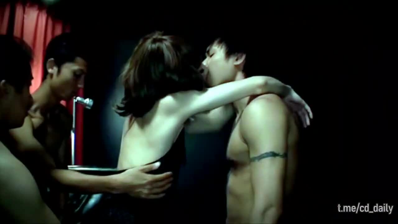 标题：日本男娘被架起来艹标签：#女仆装 #骚货 #爆操 #白丝 @lygbl简评：男娘跟肉便器一样被架起来艹，下面的男人和炮架子一样，插进去就是一波攻势，男娘直呼受不了，和捣蒜凿子一样聊天群     万能搜索️点我一键订阅麟烟阁全服务