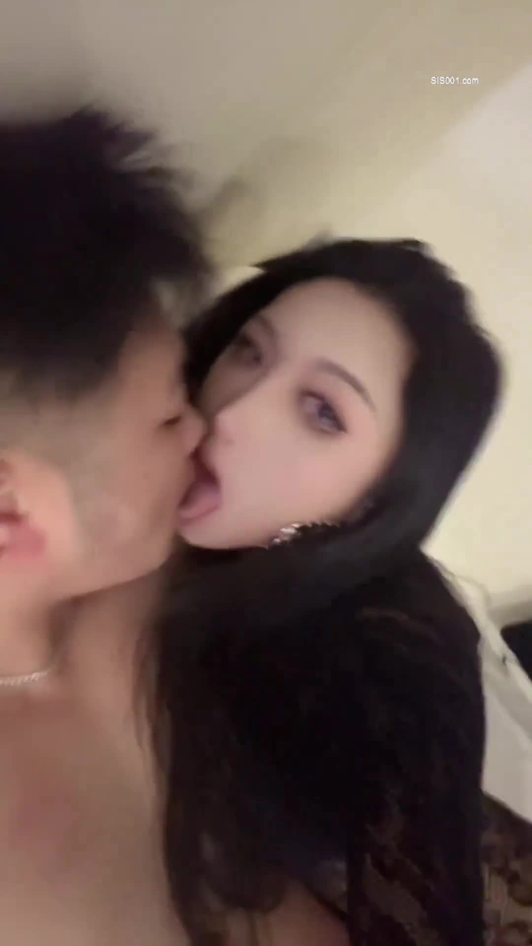 标题：被花臂腹肌哥哥爆操标签：#男娘 #ts #sissy #cd #药娘 @lygbl简评：欧美风小药娘被肌肉哥哥操成欧美母狗了臂围比我的腿围大呢 这样的精华当然一滴不剩，直接就是榨精，人妖一顿骚叫之后，顺利的射到了直肠内聊天群     万能搜索️点我一键订阅麟烟阁全服务