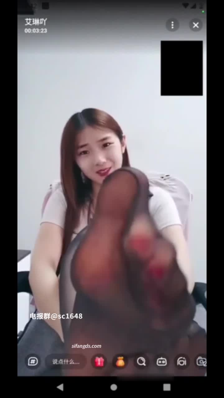 #1v1 #反差婊  #裸聊擦边平台主播， 黑丝美腿舔内裤舔丝袜，模拟撸管口交阿黑颜！合集共56个视频新更