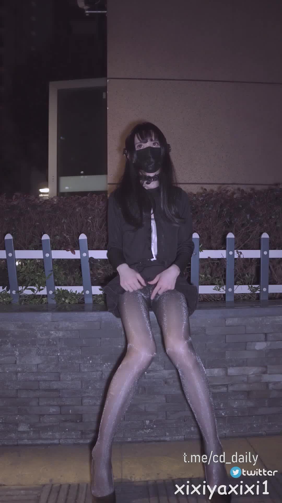 #露出 #打飞机 #男娘伪娘 #射精 @lygbl身材小小的男娘就是喜欢在外面玩弄自己的牛子，虽然玩不了几下就射奶了，但是那种刺激感是无法比拟的