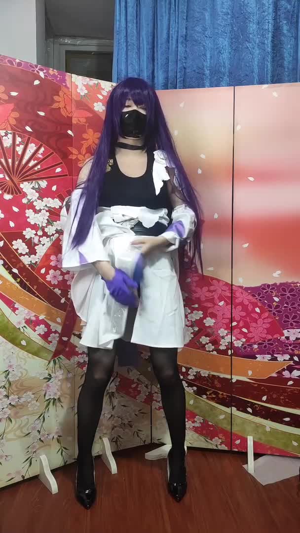 标题：漫展之后的故事标签：#二次元 #cosplay #口交 #后入 @lygbl简评：二次元漫展集邮之后的故事，拉进屋里里就是一套铁男开大，小男娘的骚穴都让撑开了，主打的就是一个代入角色聊天群     万能搜索️点我一键订阅麟烟阁全服务