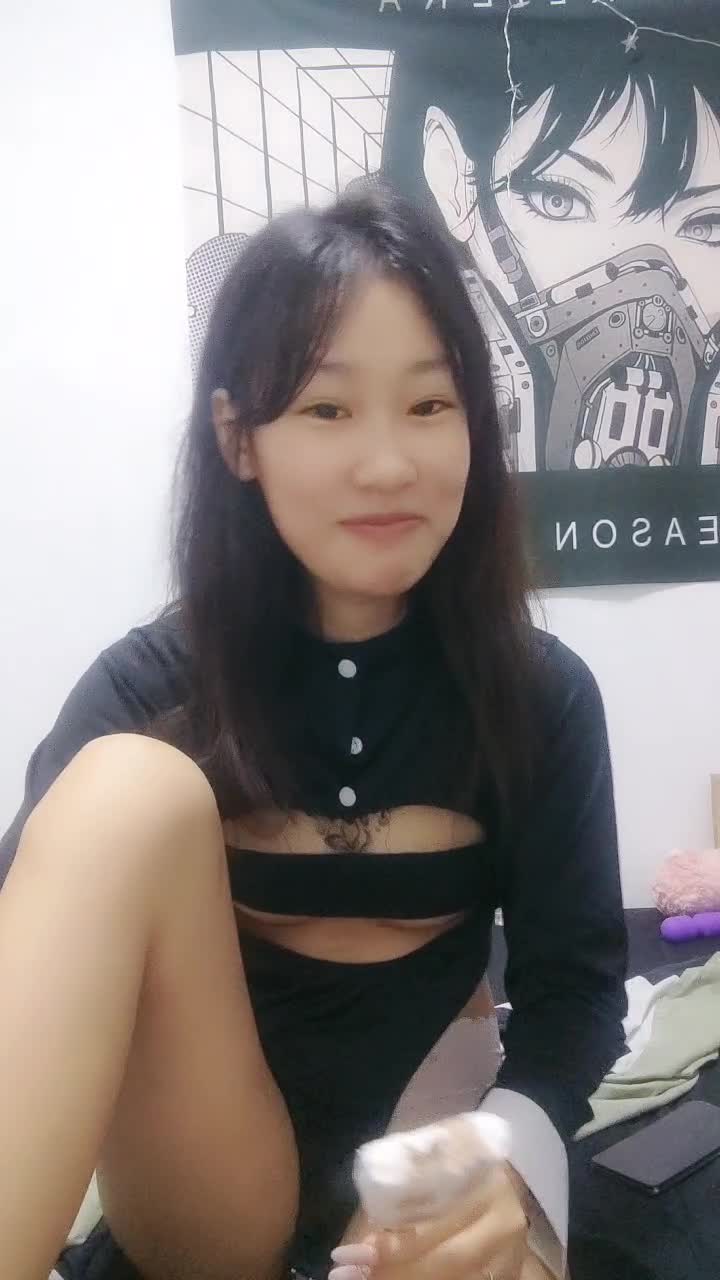 胸前纹身颜值美少女，洗完澡被炮友操逼，按着脑袋深喉插嘴，多毛小骚逼，自己坐上来动，射的太快#纹身 #少女 #深喉