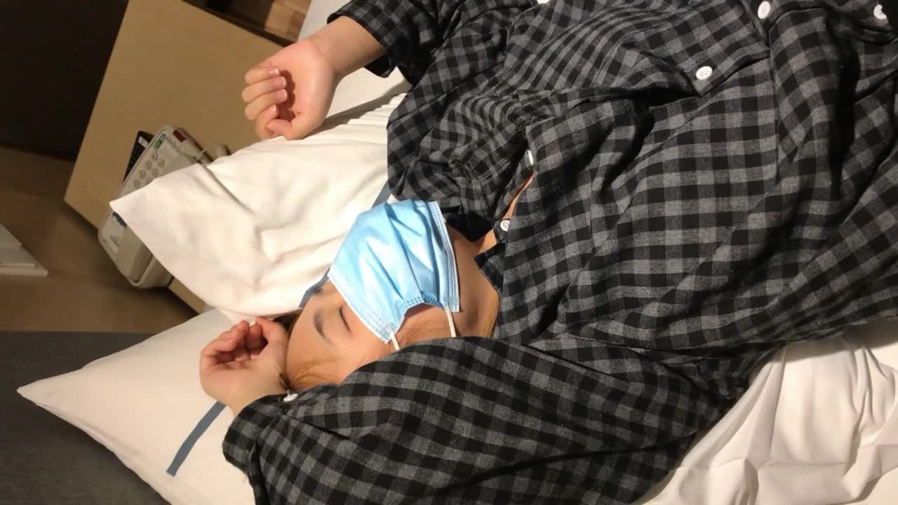极品小美女 晕后戴上各种道具插逼，最后被大肥猪压着身下狂艹不止#道具