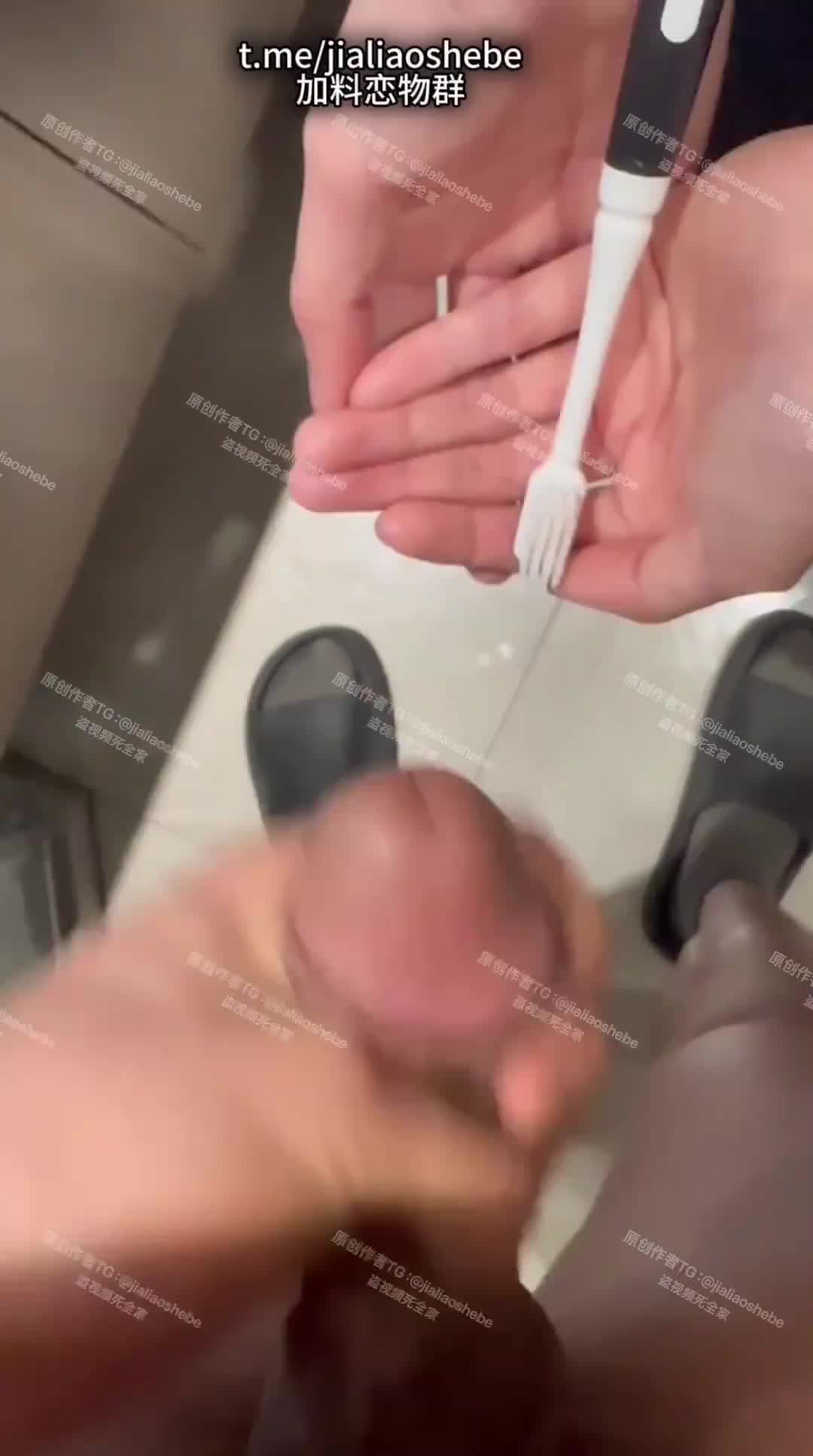 重口警告！瞠目结舌！把堂妹调教成为吃精液和尿液母狗！妹妹的精液食物吃播 合集4#堂妹 #调教 #母狗