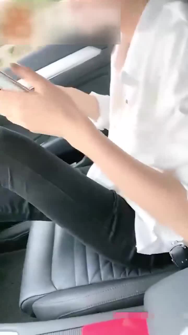 【极品人妻户外刺激车震】窗外人来人往，牛仔裤白虎御姐车内被无套内射骚逼#人妻 #户外 #车震 #内射 #白虎